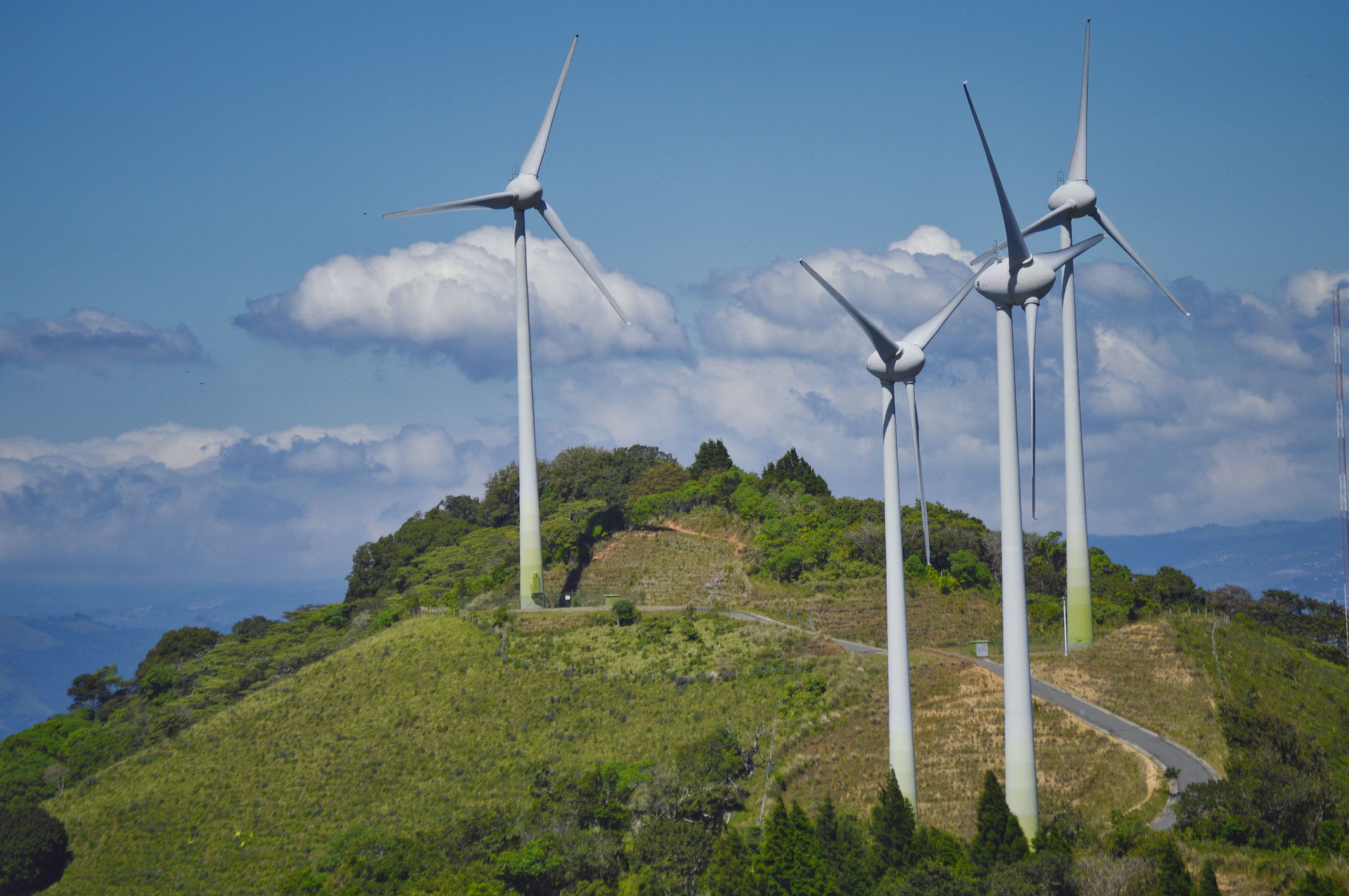 Bild von Windkraftanlagen auf einem Berg